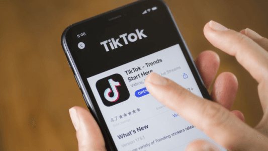 Bloomberg: TikTok Takes On Facebook on E-Commerce With In-App Shopping Features